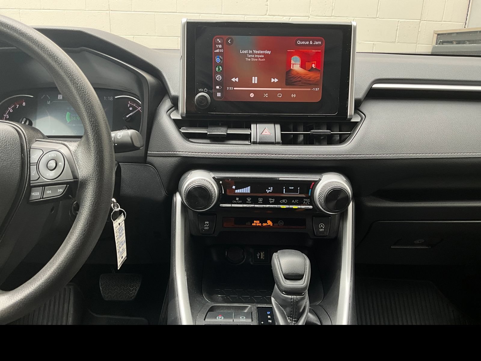 Used 2024 Toyota RAV4 LE AWD/4WD image 4