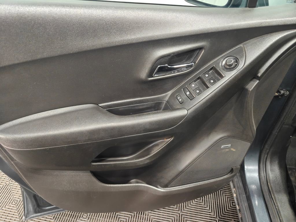 Used 2016 Chevrolet Trax LT w/ LT Sun and Sound Package image 38