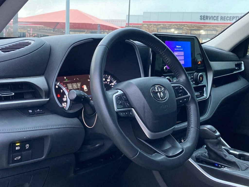 Certified 2024 Toyota Highlander XLE FWD image 9