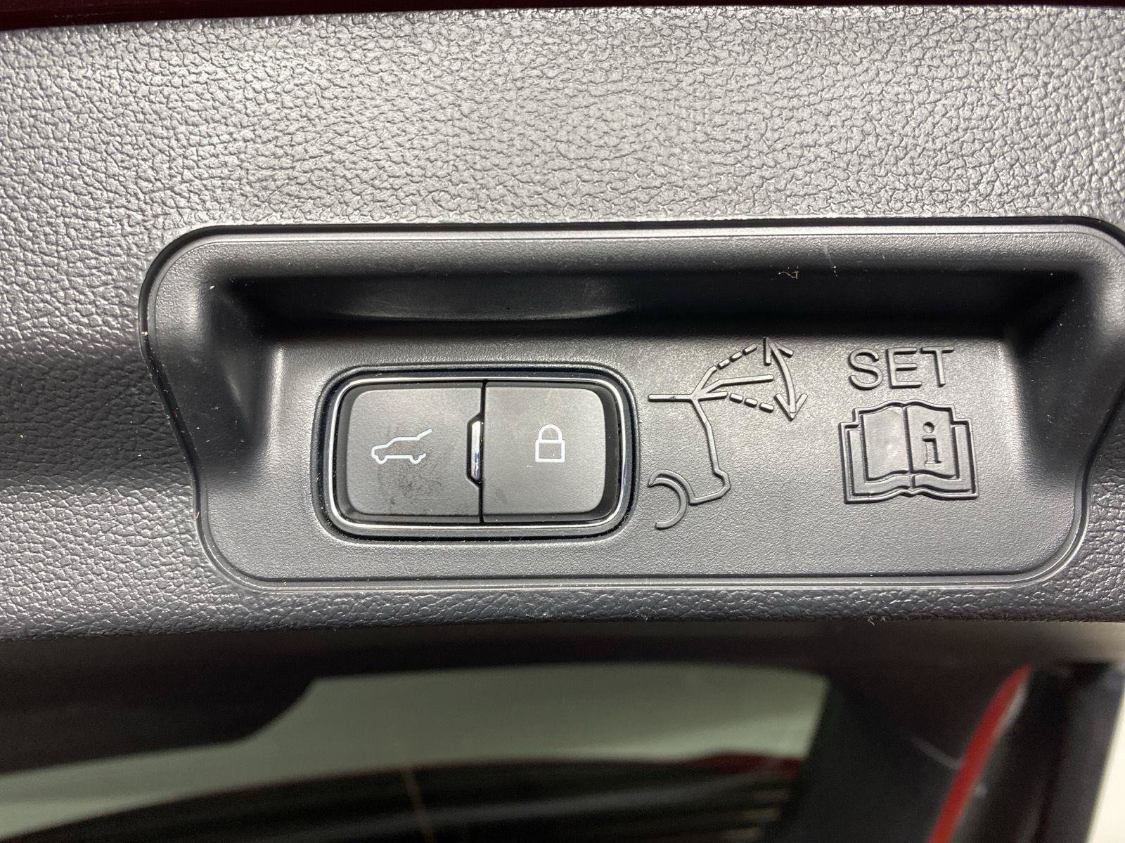 Used 2023 Ford Explorer XLT AWD/4WD image 7
