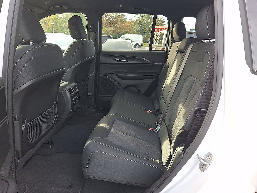 Used 2024 Jeep Grand Cherokee Laredo AWD/4WD image 26