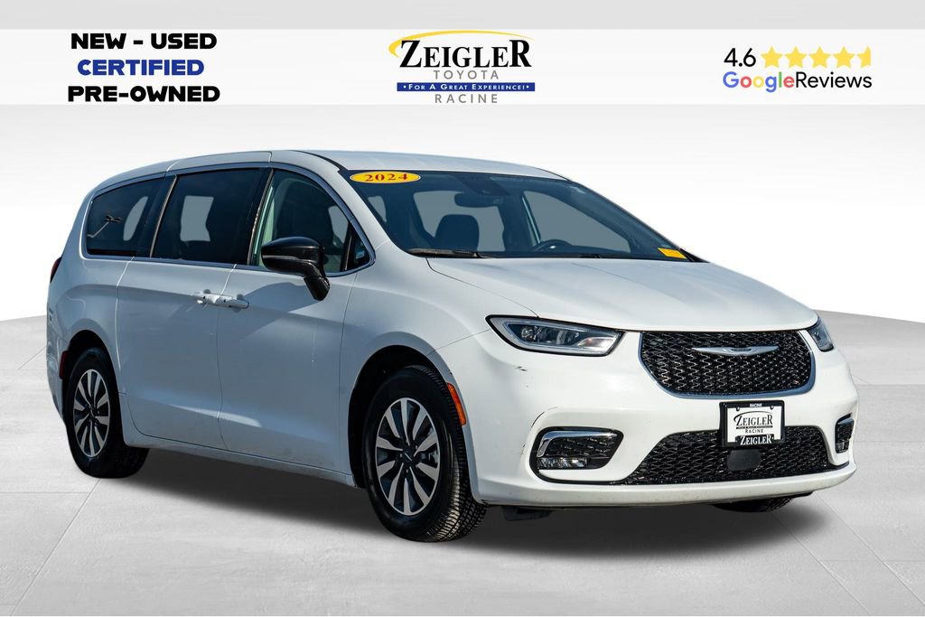 Used 2024 Chrysler Pacifica Select image 1