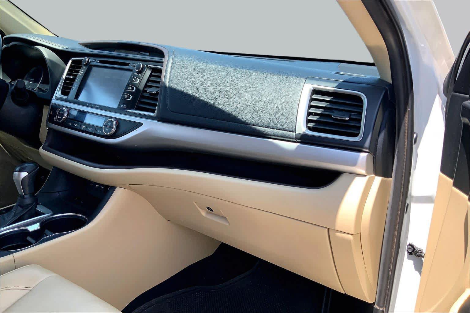 Used 2019 Toyota Highlander XLE FWD image 18