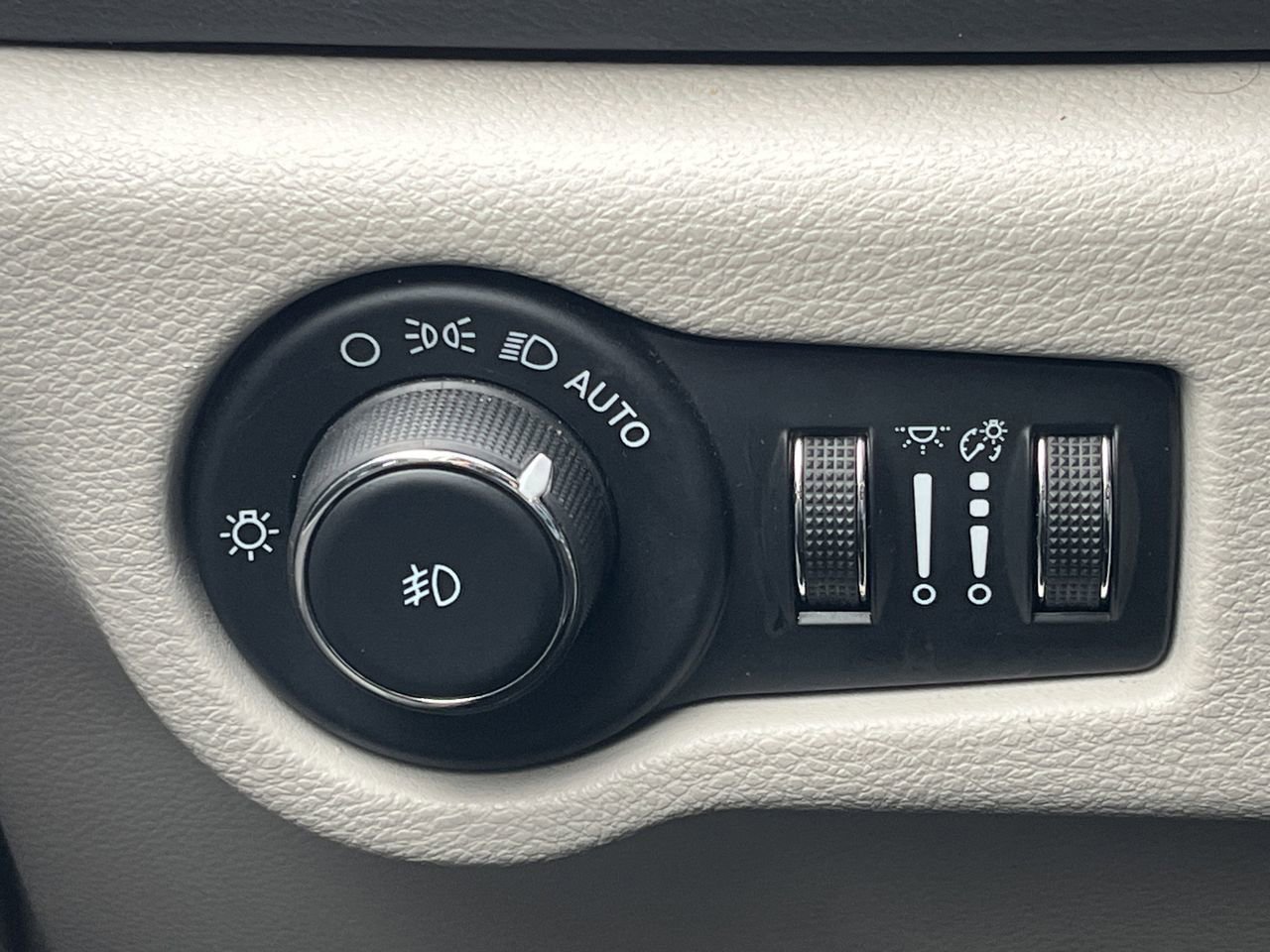 Used 2022 Chrysler Pacifica Touring-L image 11