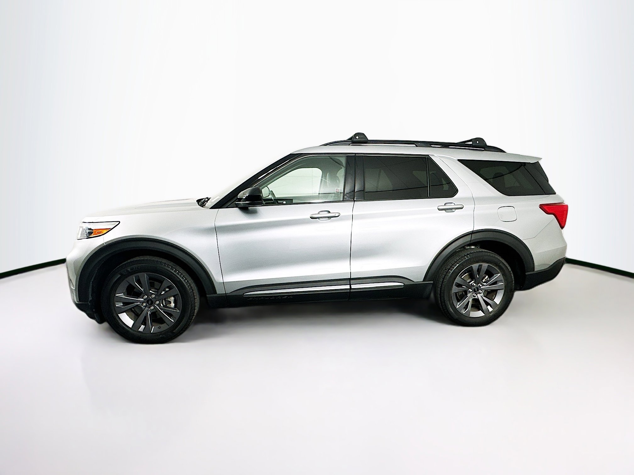 Used 2022 Ford Explorer XLT w/ Equipment Group 202A image 4