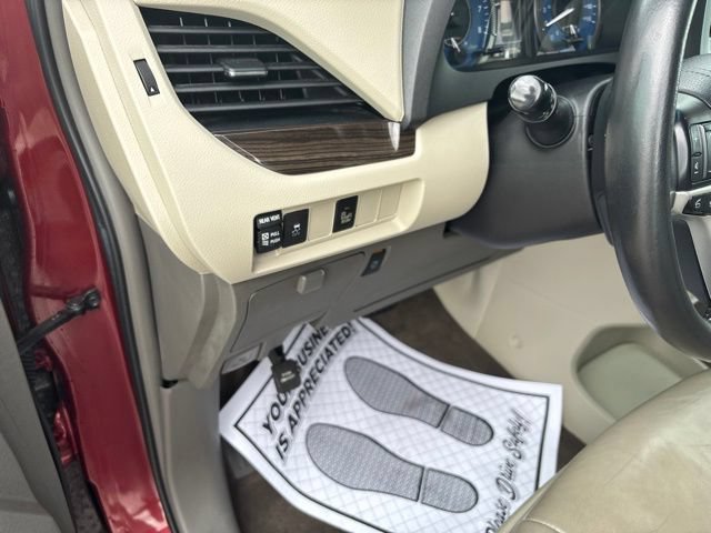 Used 2017 Toyota Sienna XLE FWD image 13