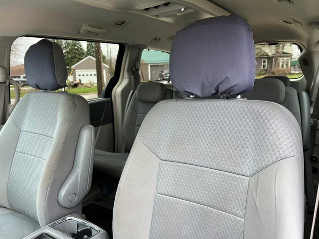 Used 2010 Chrysler Town & Country Touring w/ Safetytec Group image 12