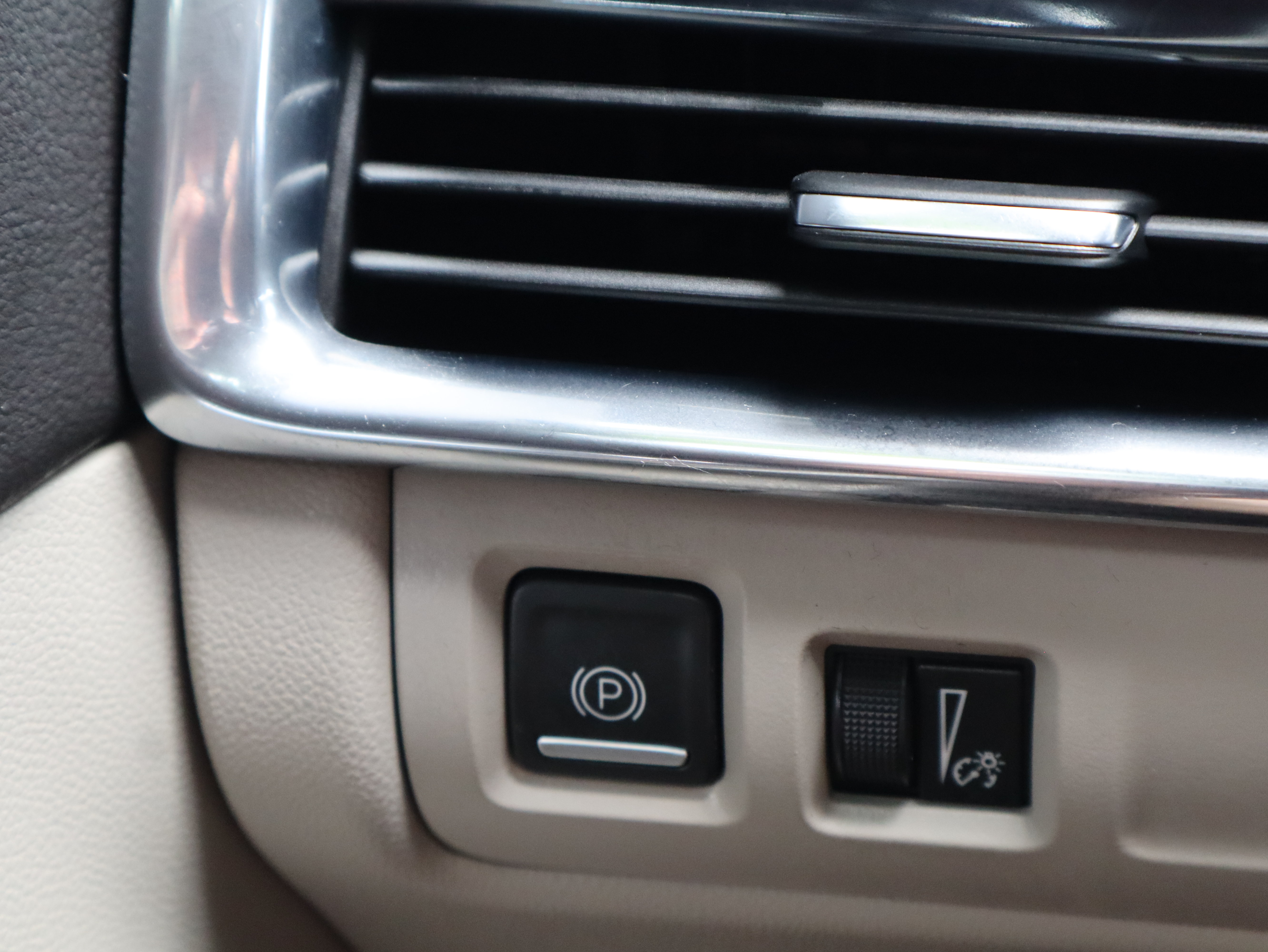 Used 2023 Cadillac XT4 Luxury w/ Cold Weather Package AWD/4WD image 30