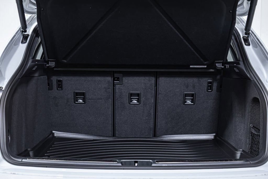 Certified 2025 Porsche Macan AWD/4WD image 19