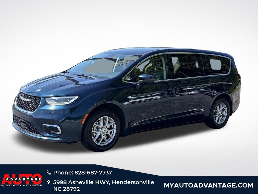 Used 2023 Chrysler Pacifica Touring-L FWD image 5