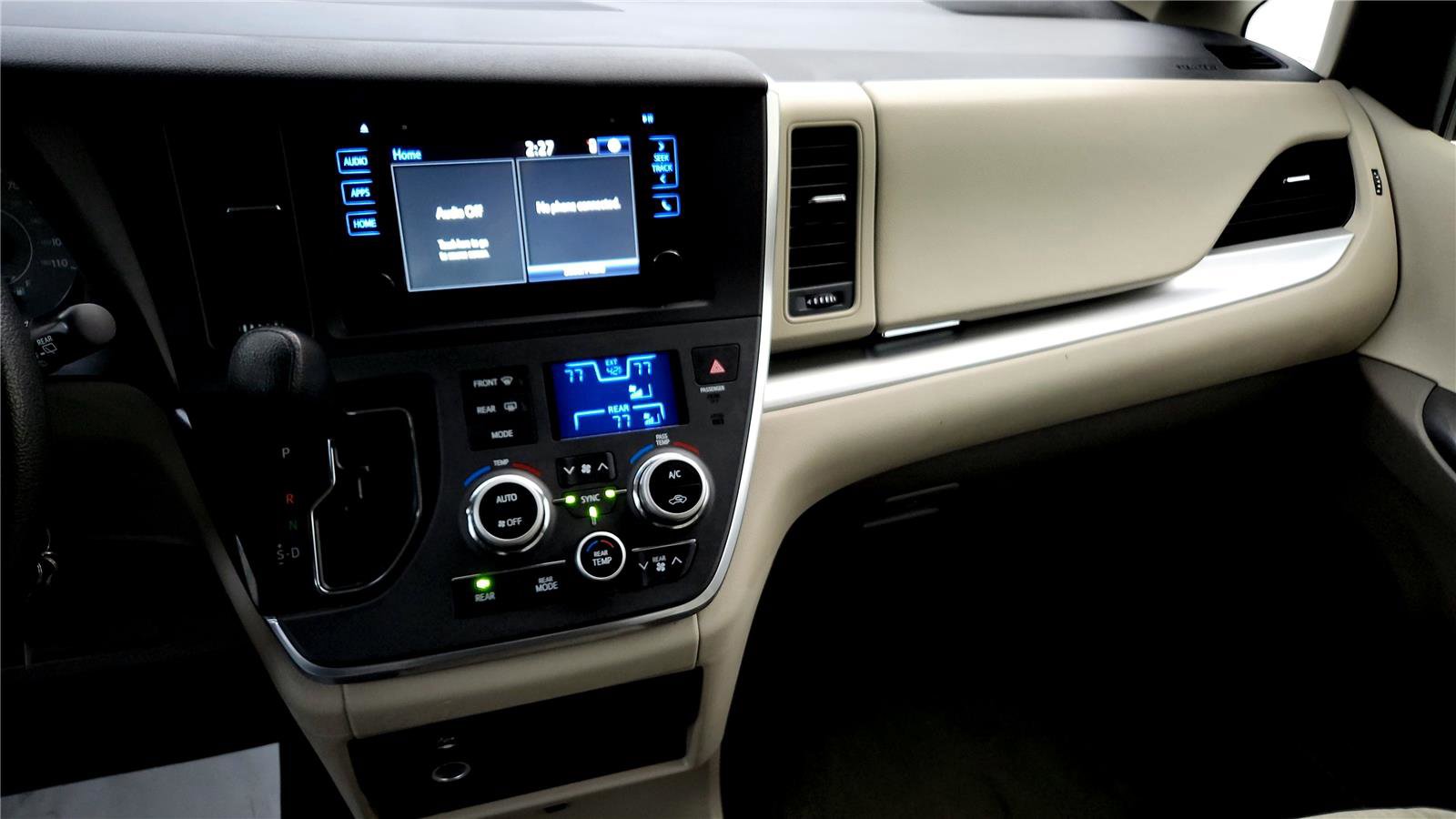 Used 2015 Toyota Sienna LE image 29