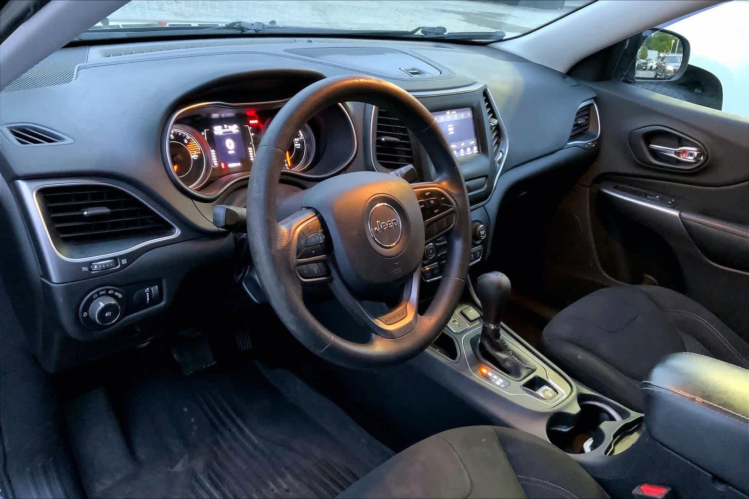 Used 2019 Jeep Cherokee Latitude w/ Popular Appearance Group FWD image 17