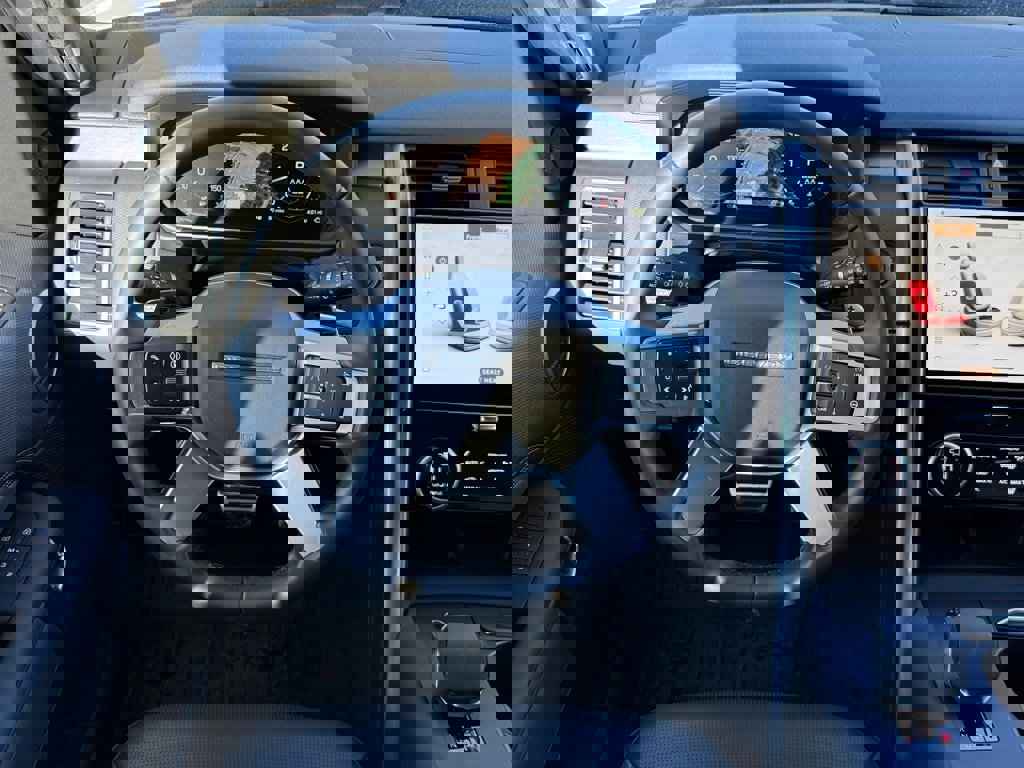 Certified 2025 Land Rover Discovery Dynamic SE image 18