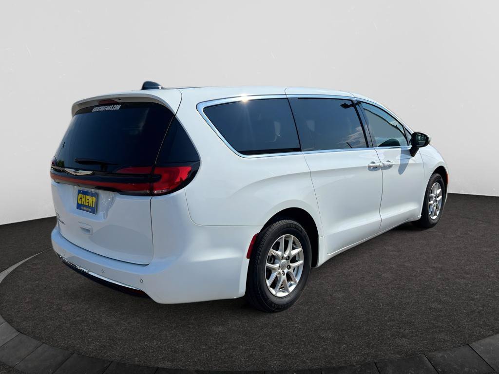 Used 2023 Chrysler Pacifica Touring-L FWD image 3