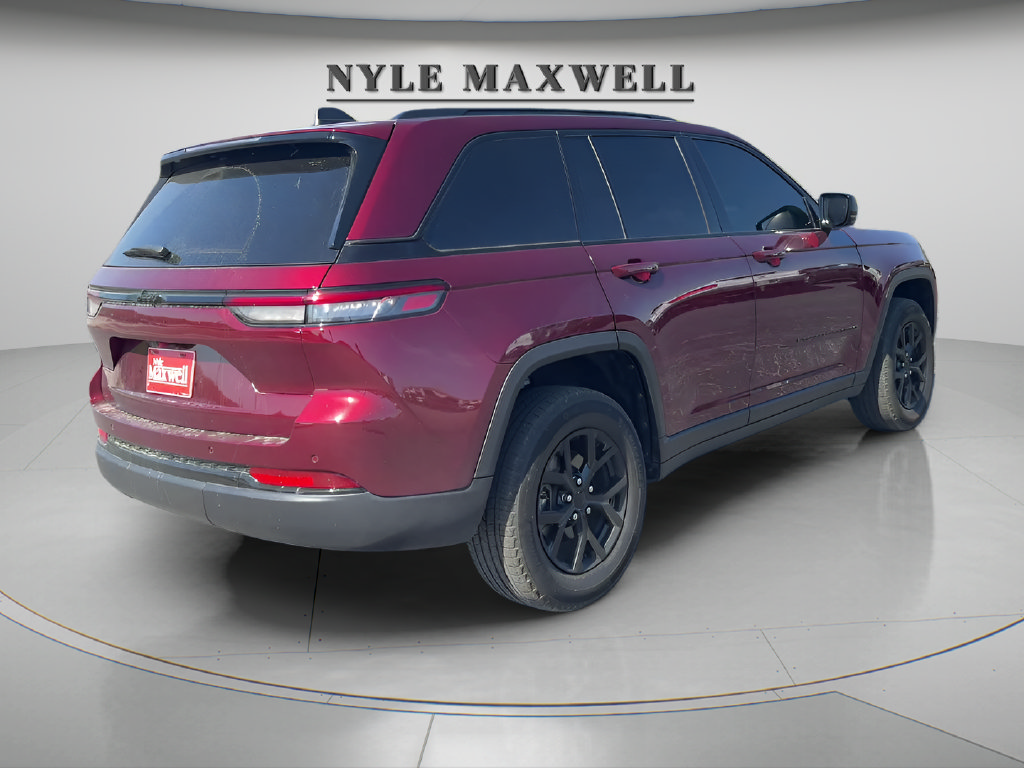 Used 2025 Jeep Grand Cherokee Altitude RWD image 5
