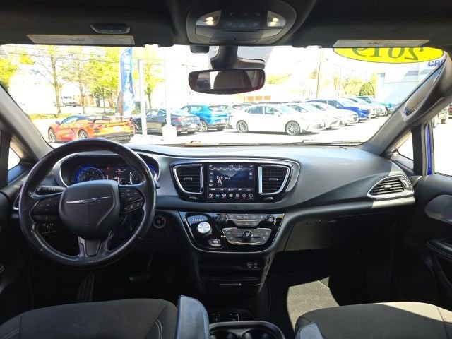 Used 2019 Chrysler Pacifica Touring Plus w/ Advanced Safetytec Group image 3