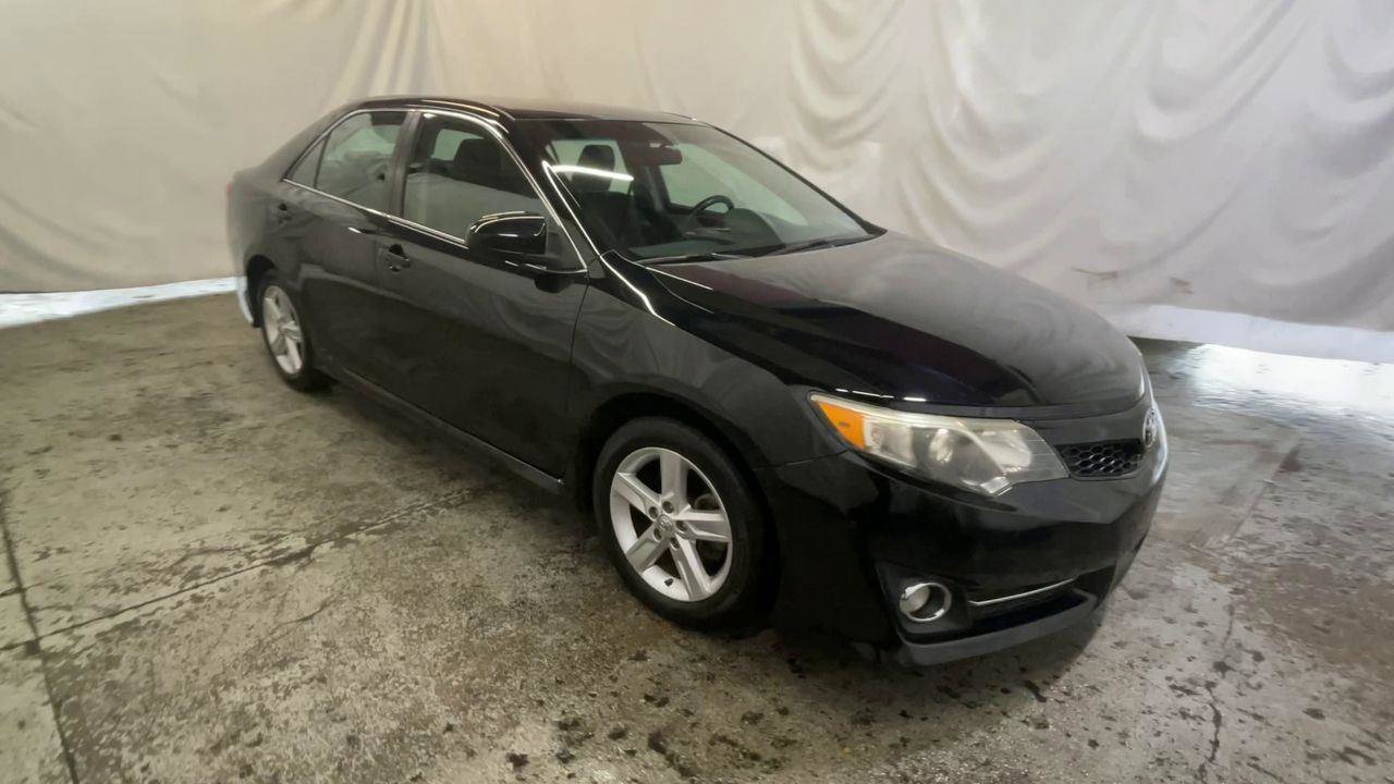 Used 2014 Toyota Camry SE FWD image 2