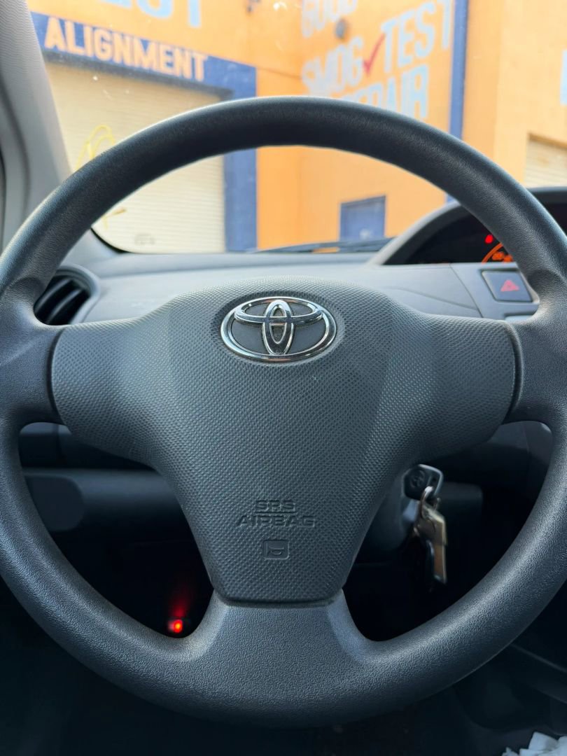 Used 2010 Toyota Yaris 2-Door Hatchback FWD image 17