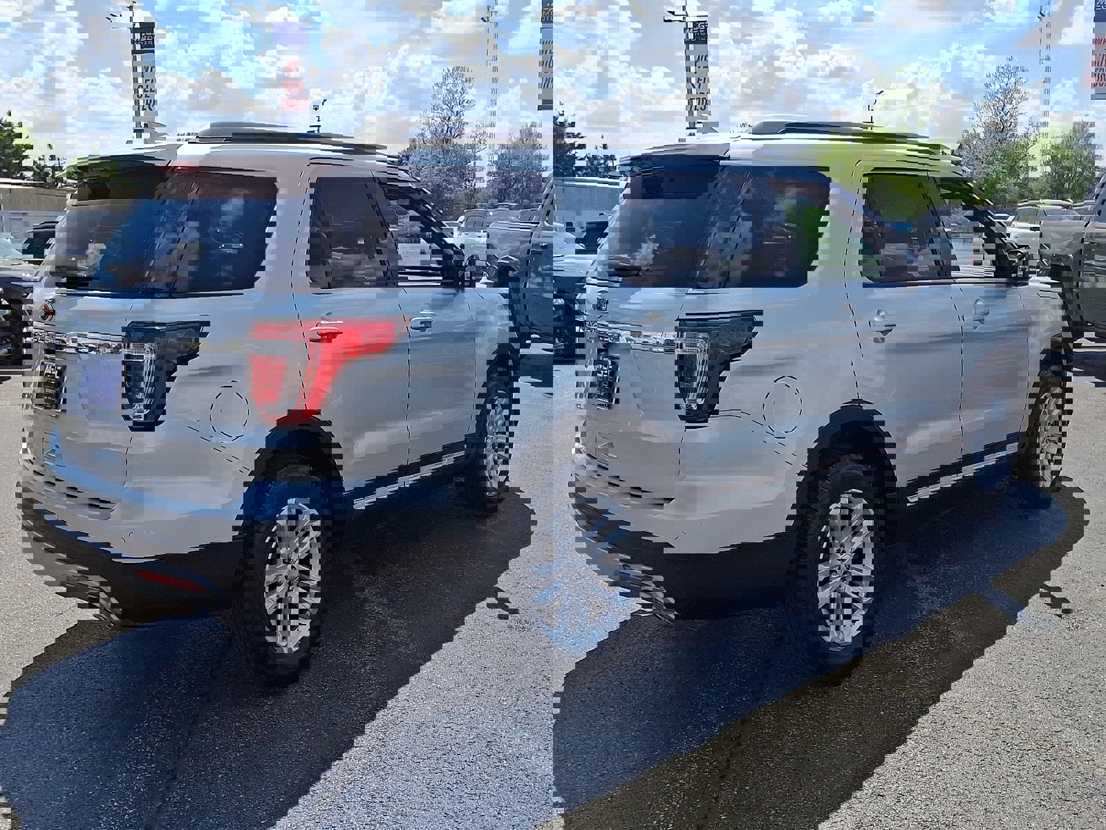 Used 2017 Ford Explorer XLT w/ Equipment Group 201A image 6