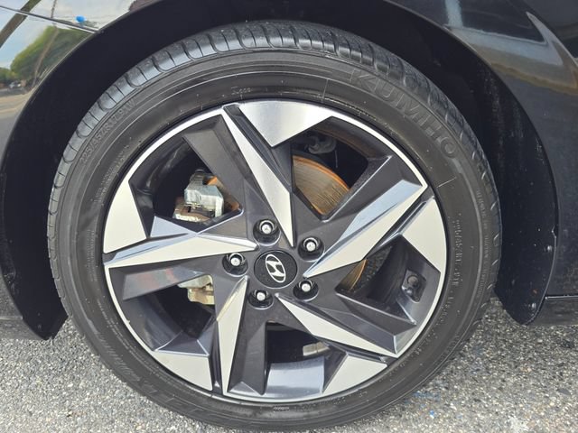 Used 2023 Hyundai Elantra Limited w/ Preferred Accessory Package FWD image 29