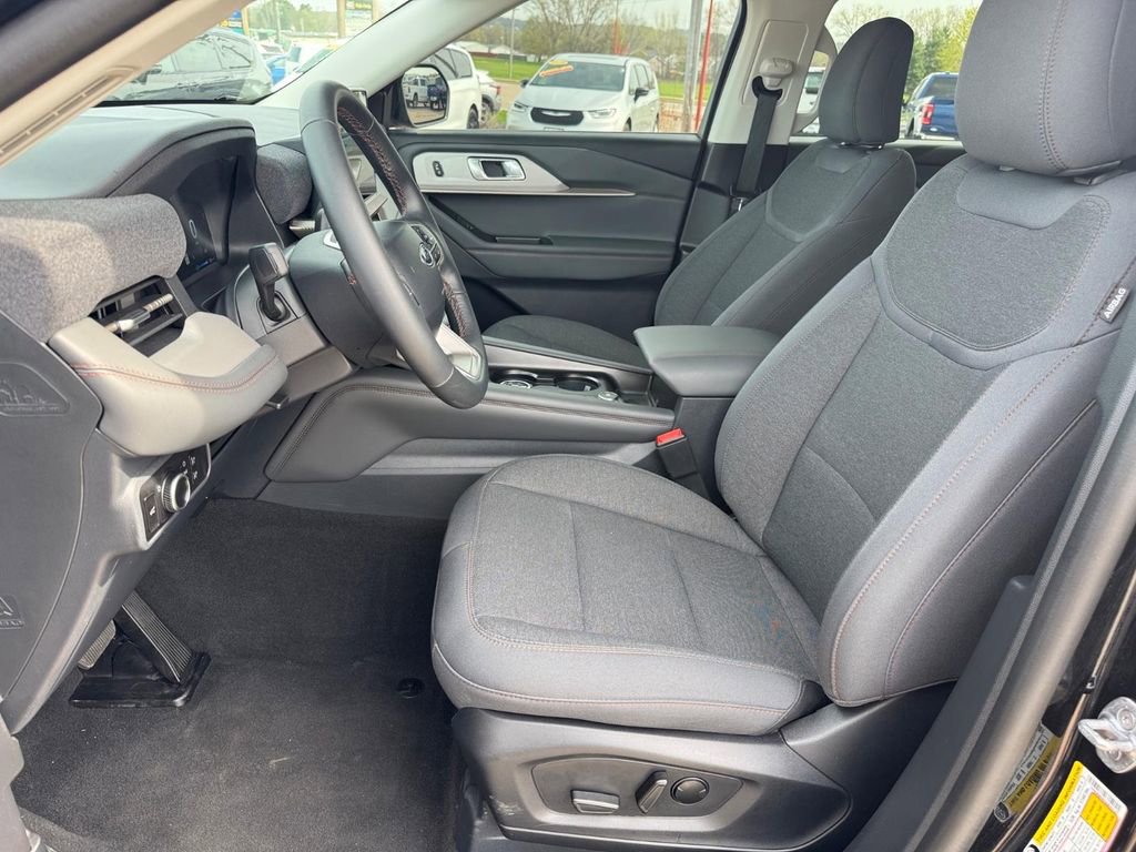 Used 2025 Ford Explorer Active image 9