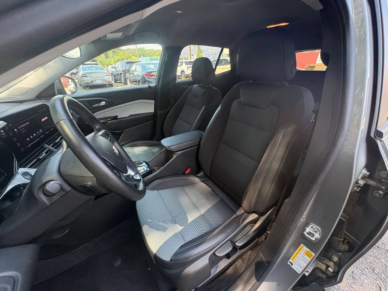 Used 2025 Chevrolet Trax LT w/ LT Convenience Package FWD image 34