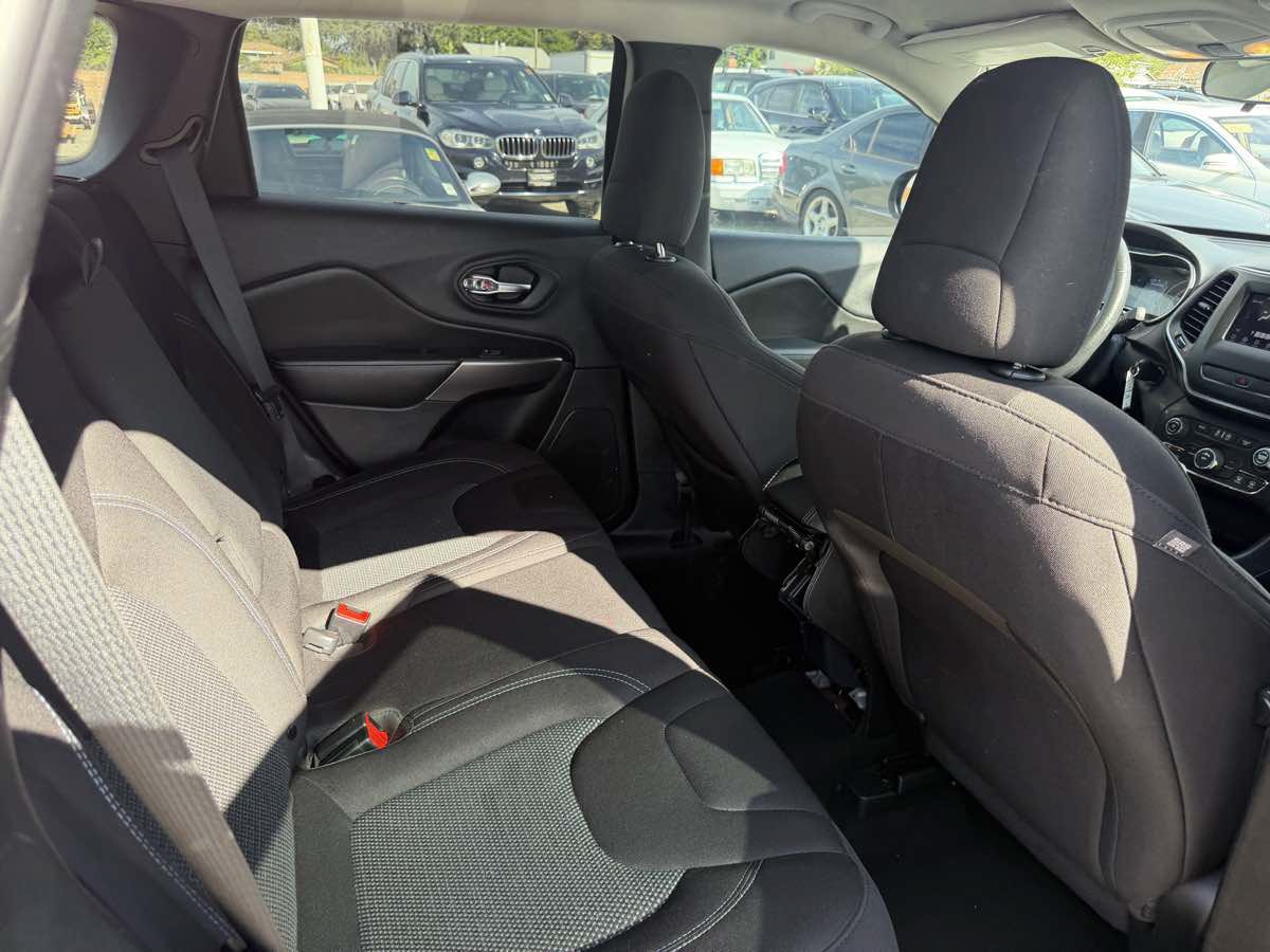 Used 2019 Jeep Cherokee Latitude w/ Popular Appearance Group FWD image 16