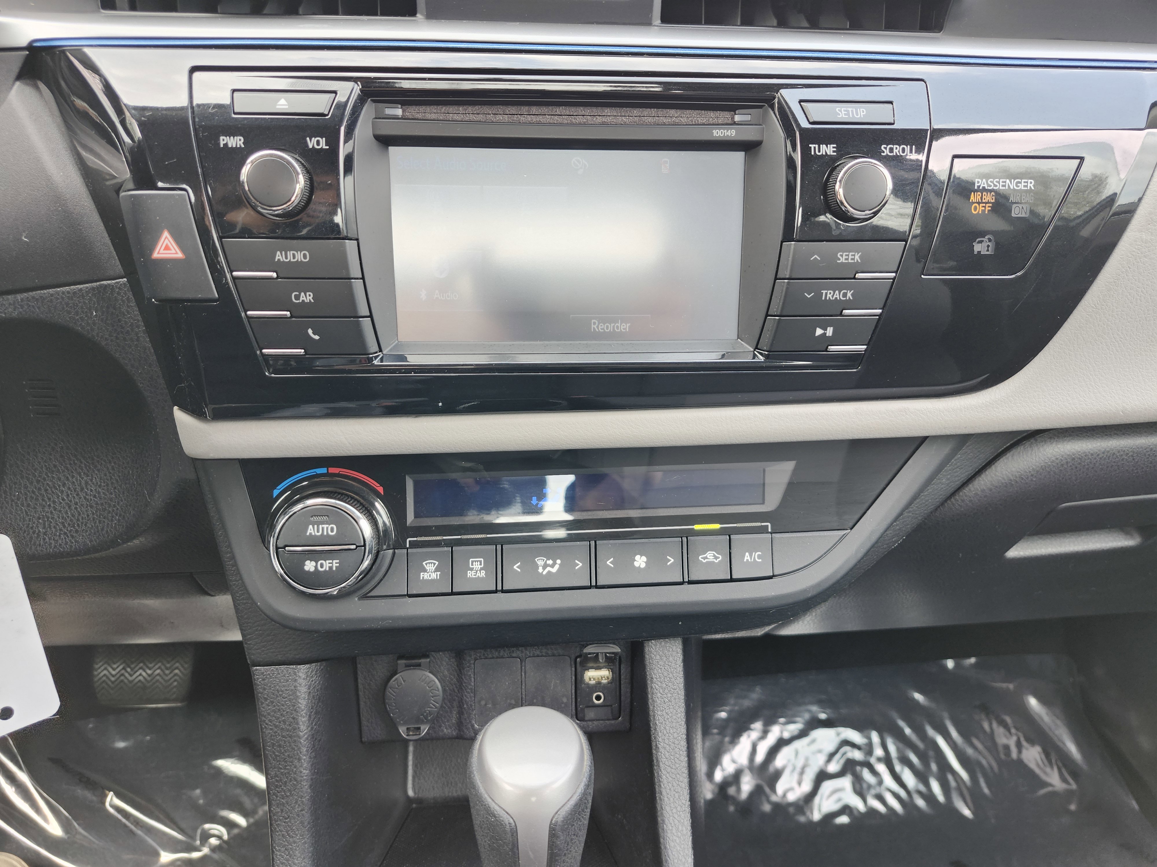 Used 2015 Toyota Corolla LE image 28