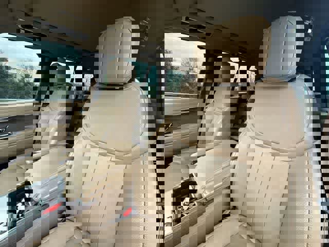 Used 2025 Land Rover Range Rover SE image 17