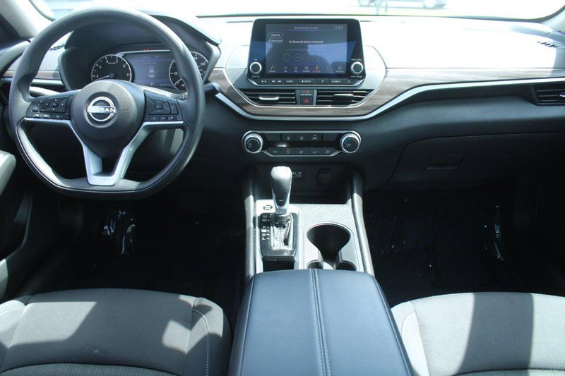 Used 2025 Nissan Altima 2.5 SV FWD image 14