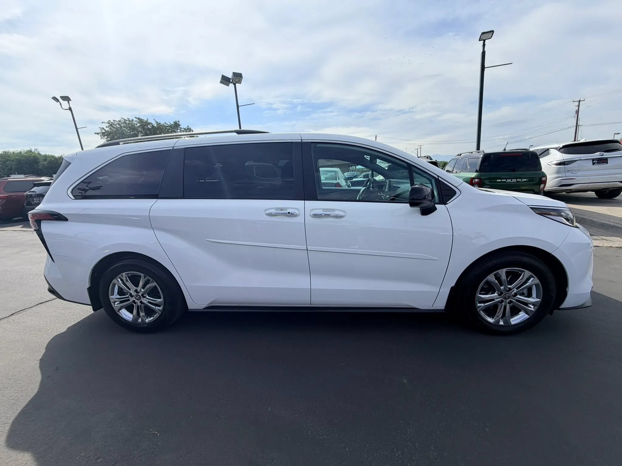 Used 2023 Toyota Sienna XSE w/ XSE Plus Package AWD/4WD image 3