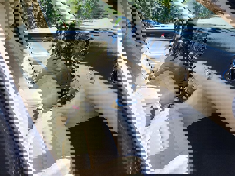 Used 2011 Volkswagen Tiguan SE image 16