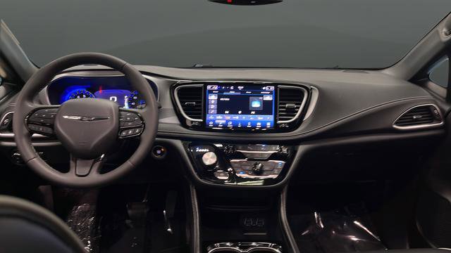 Used 2025 Chrysler Pacifica Limited image 11