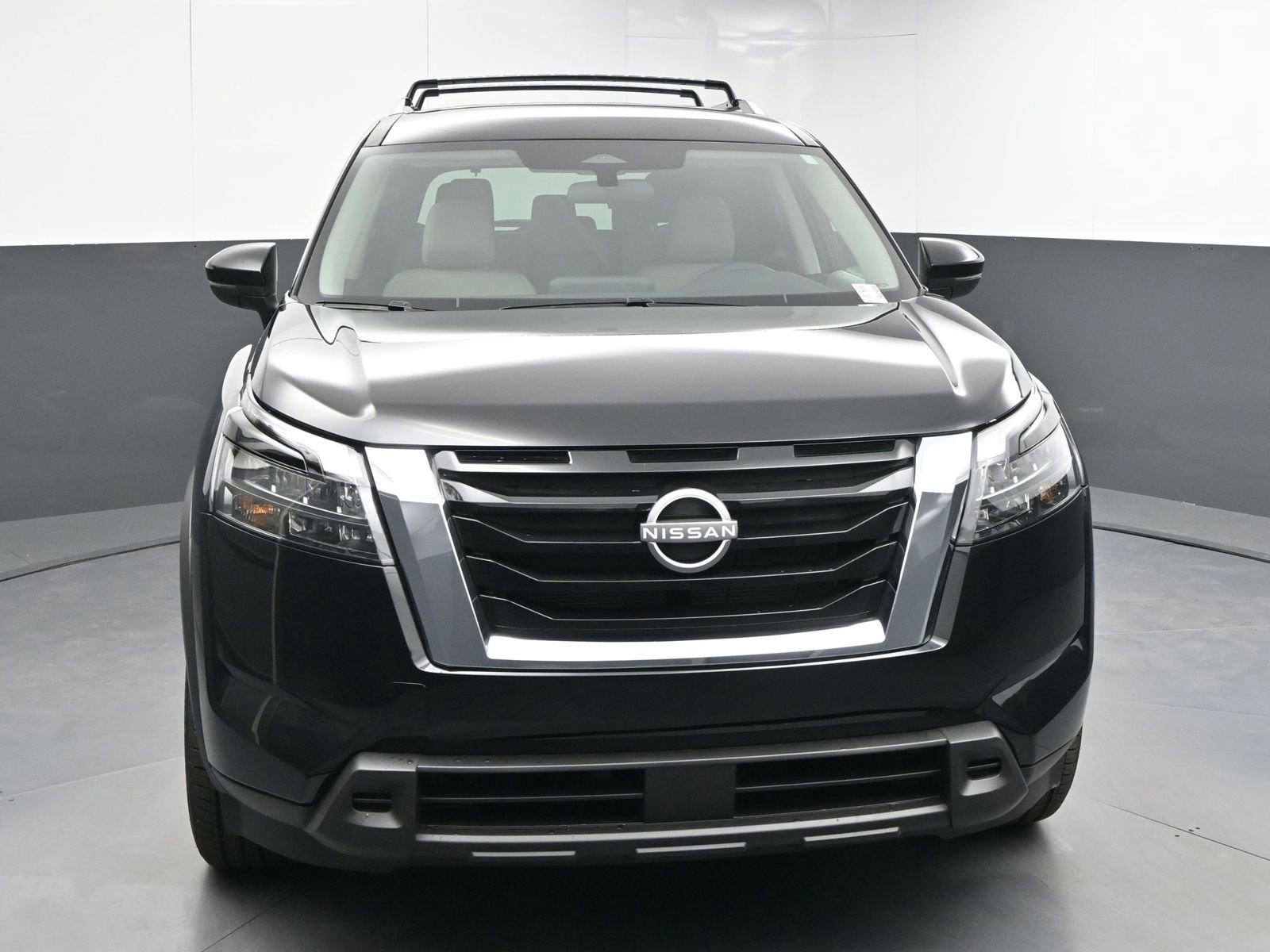 Used 2025 Nissan Pathfinder SV image 2