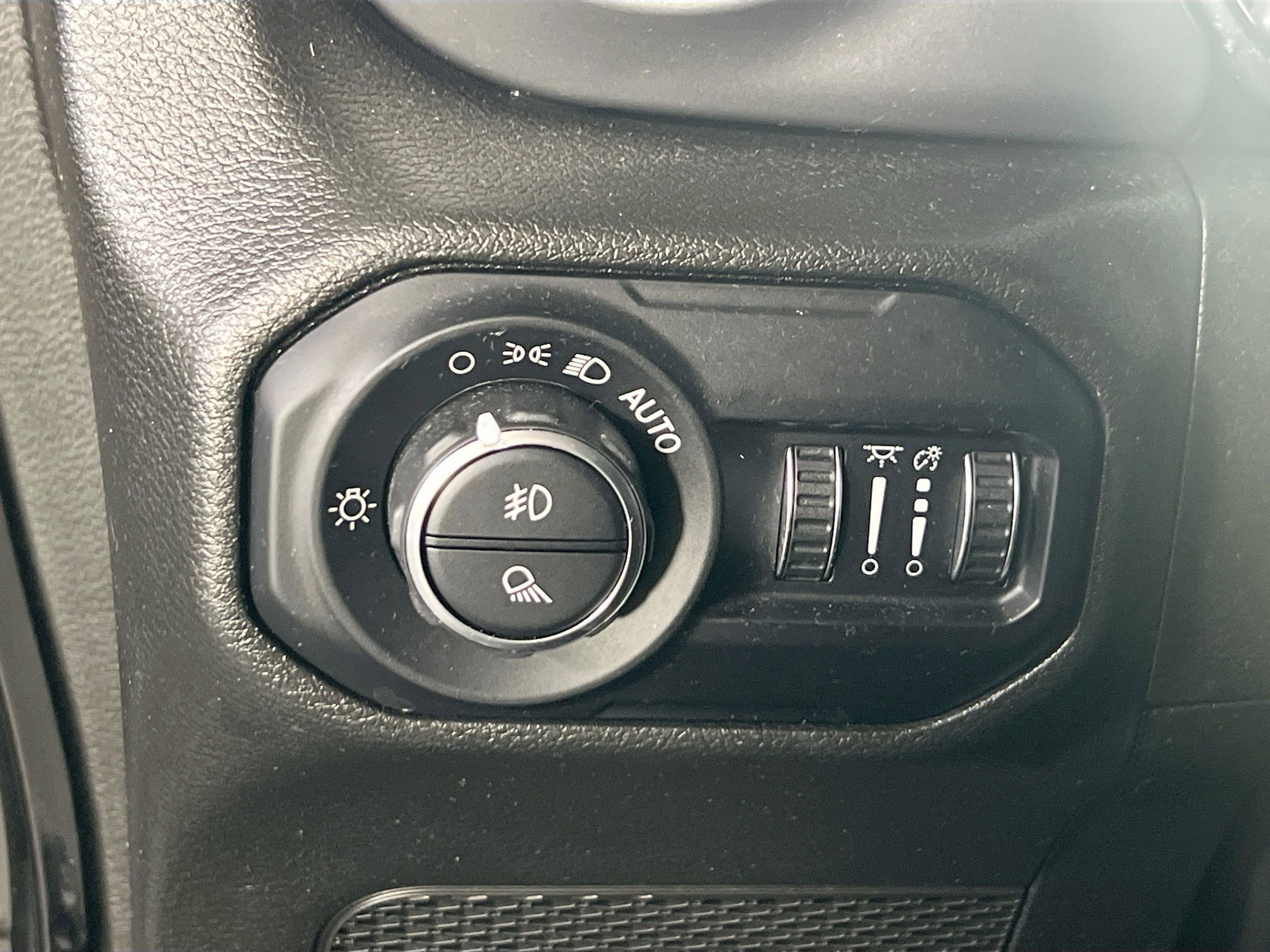 Used 2022 Jeep Gladiator Willys image 10