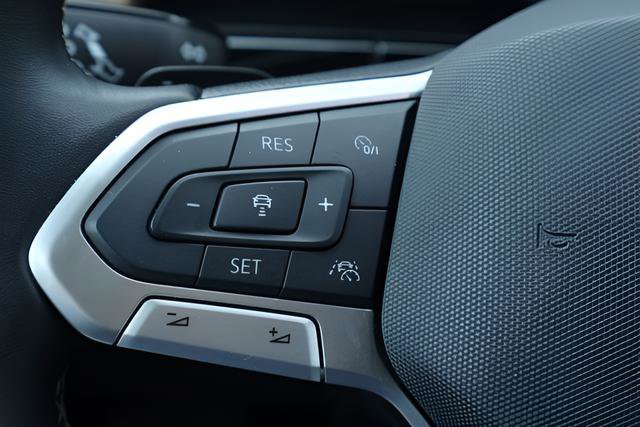 Certified 2025 Volkswagen Atlas SE FWD image 24