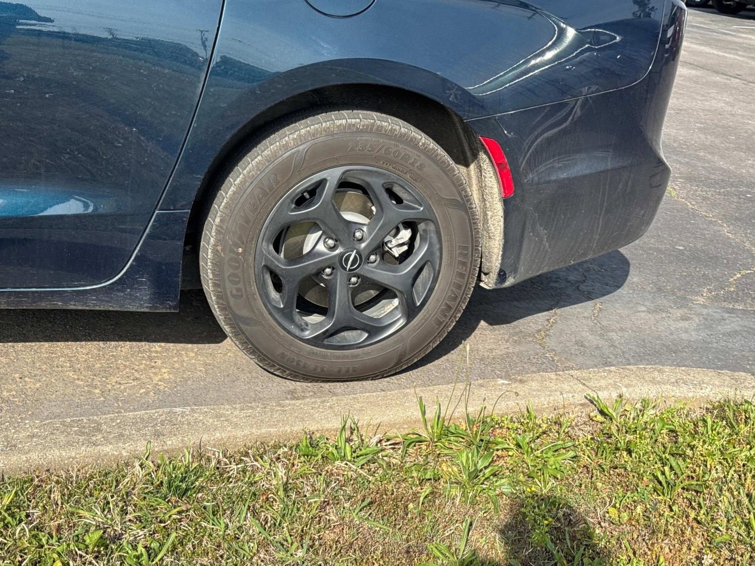 Used 2023 Chrysler Pacifica Touring-L w/ S Appearance Package FWD image 9