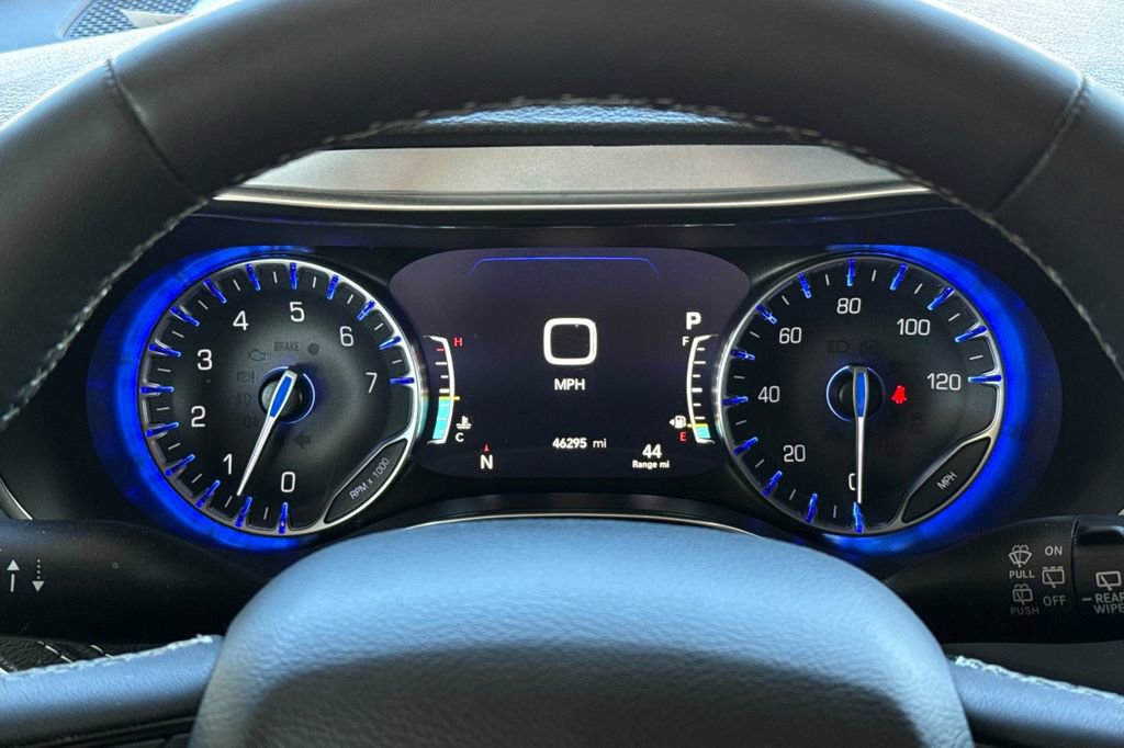 Used 2025 Chrysler Pacifica Limited image 37