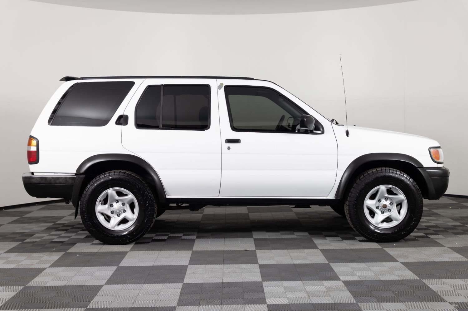 Used 1997 Nissan Pathfinder LE AWD/4WD image 8