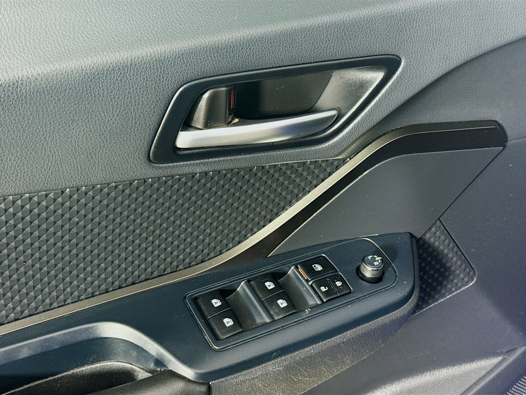 Used 2019 Toyota C-HR LE image 23