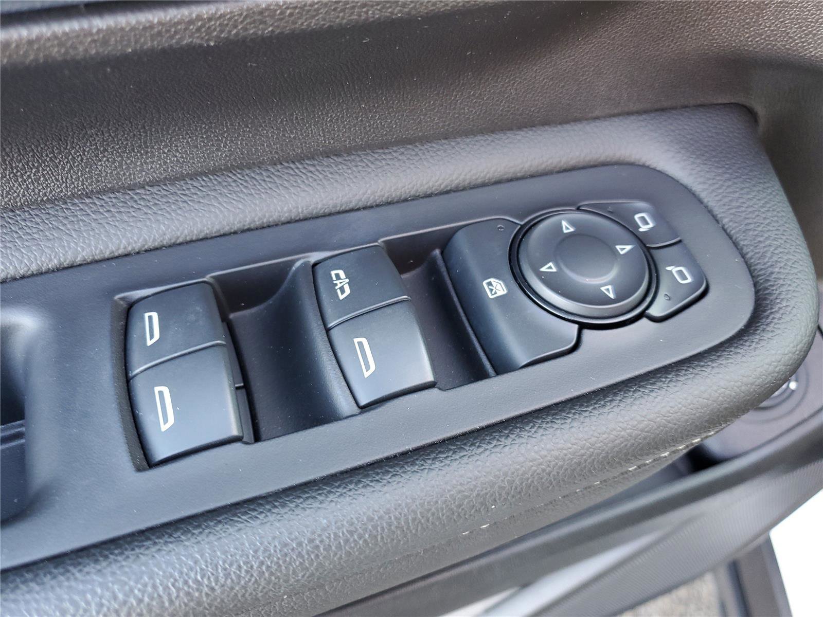 Used 2024 GMC Terrain SLE w/ Driver Convenience Package image 22