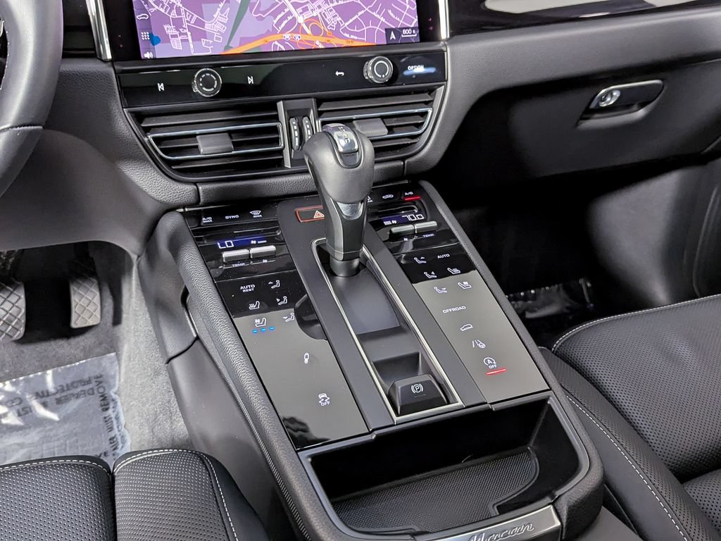 Used 2025 Porsche Macan AWD/4WD image 40