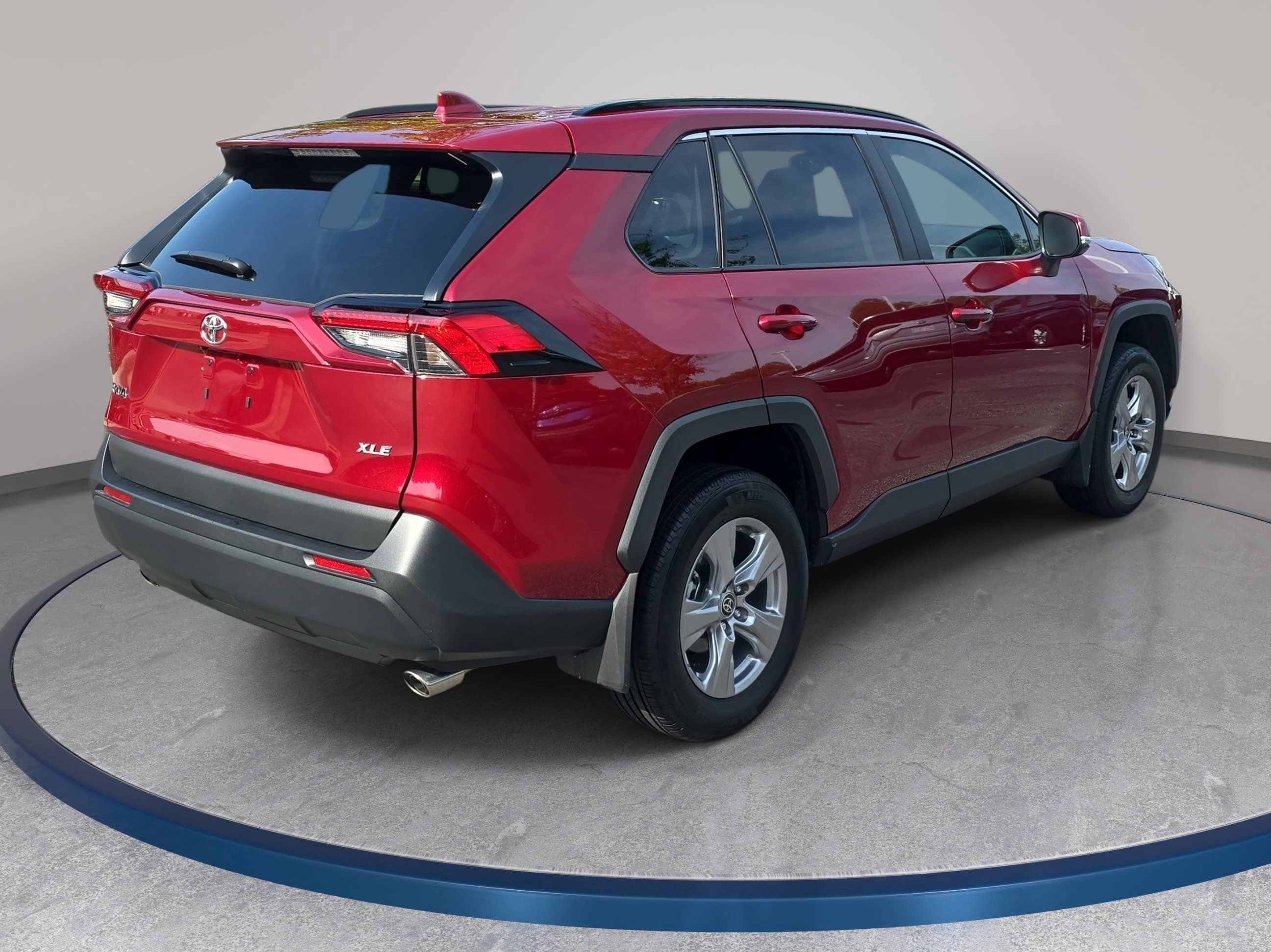 Used 2025 Toyota RAV4 XLE w/ Convenience Package FWD image 5