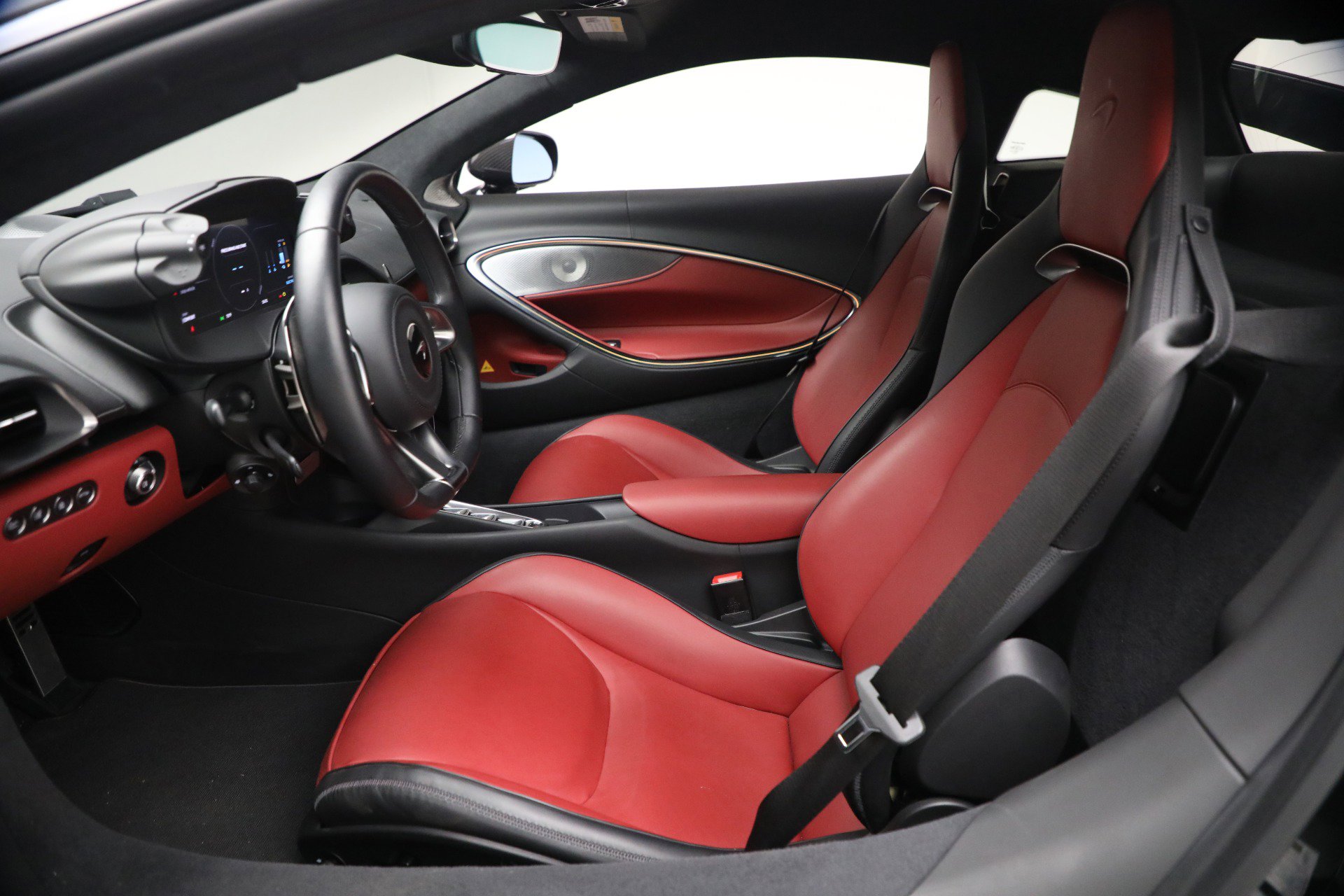 Used 2024 McLaren Artura RWD image 22