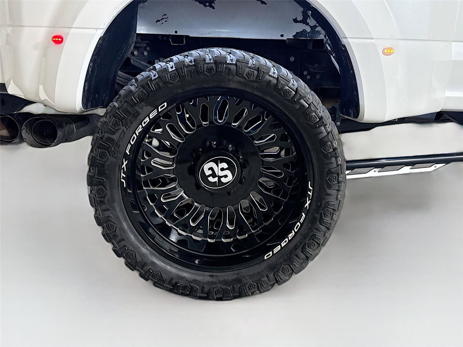 Used 2022 Ford F450 Platinum w/ FX4 Off-Road Package AWD/4WD image 34