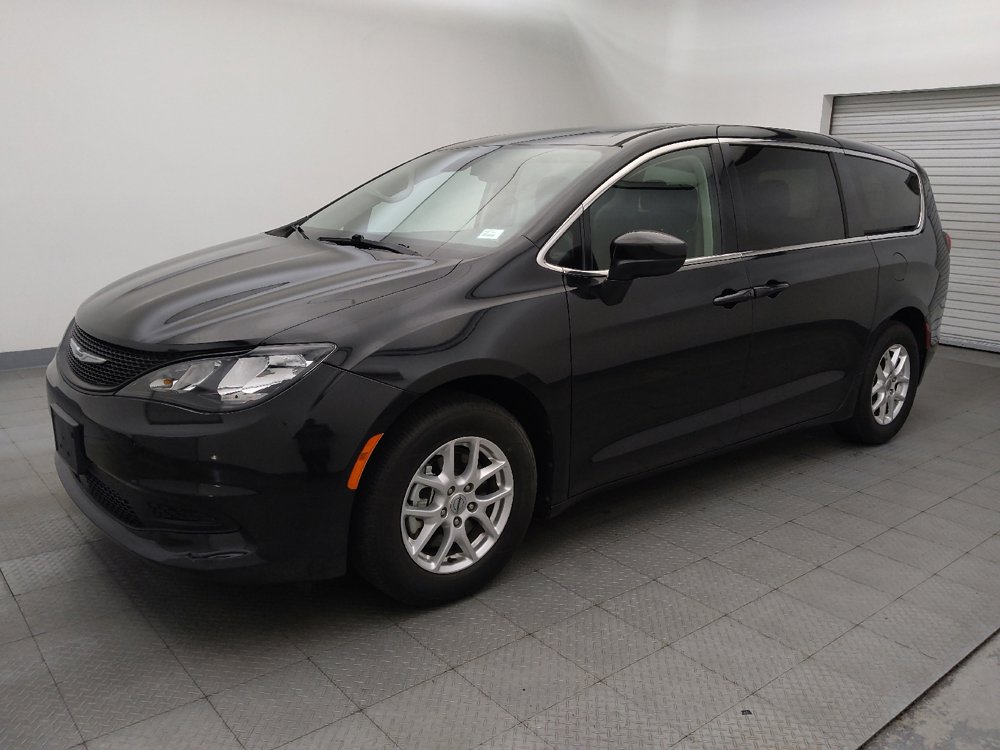 Used 2022 Chrysler Voyager LX FWD image 2