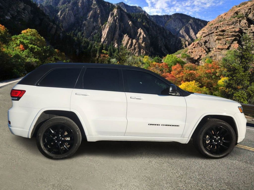 Used 2021 Jeep Grand Cherokee Laredo X image 2
