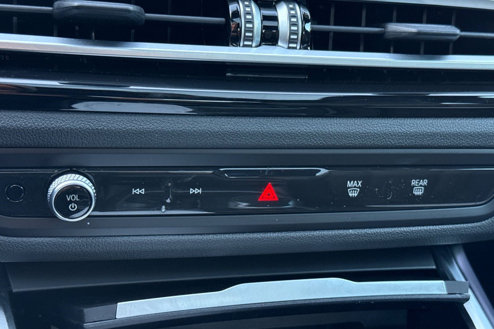 Certified 2023 BMW 330e w/ Convenience Package image 25