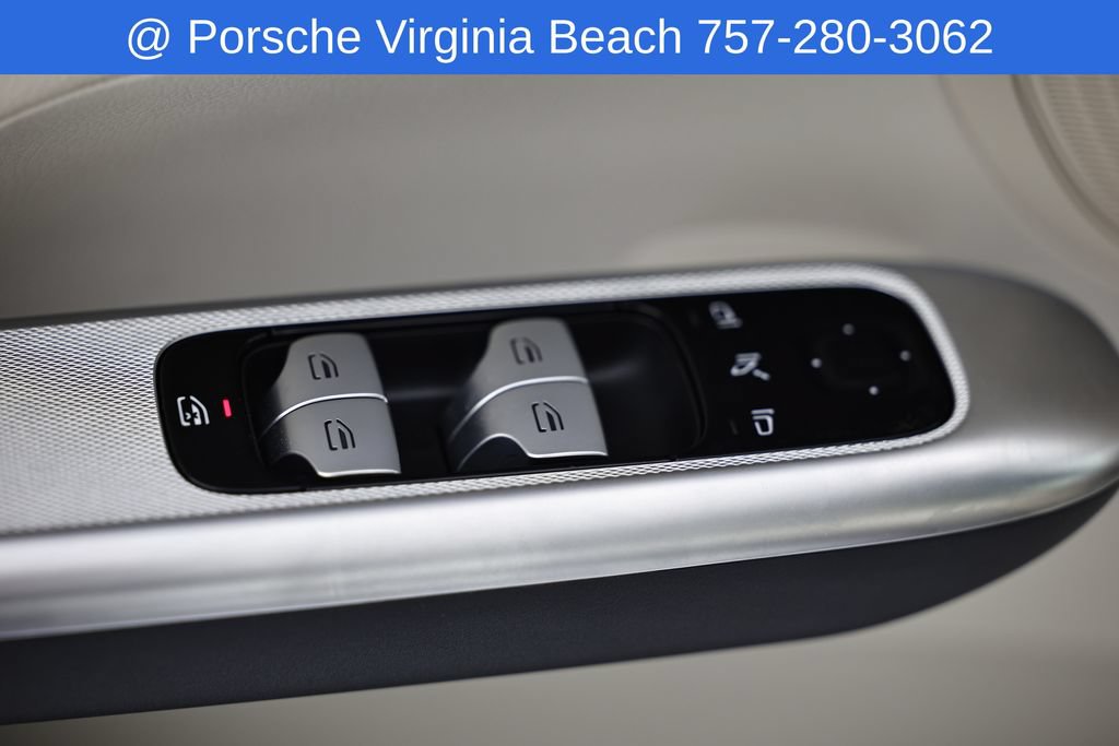 Used 2025 Mercedes-Benz GLC 300 4MATIC image 24