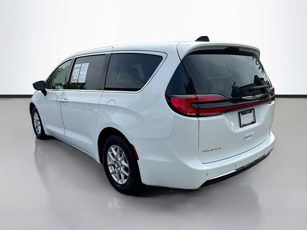 Used 2024 Chrysler Pacifica Touring-L FWD image 5